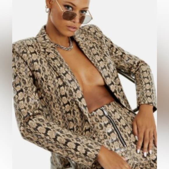DANIELLE BERNSTEIN Jackets & Blazers - danielle bernstein faux snakeskin printed blazer jacket